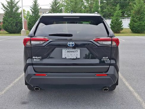Used 2022 Toyota RAV4 XLE Premium AWD/4WD image 5