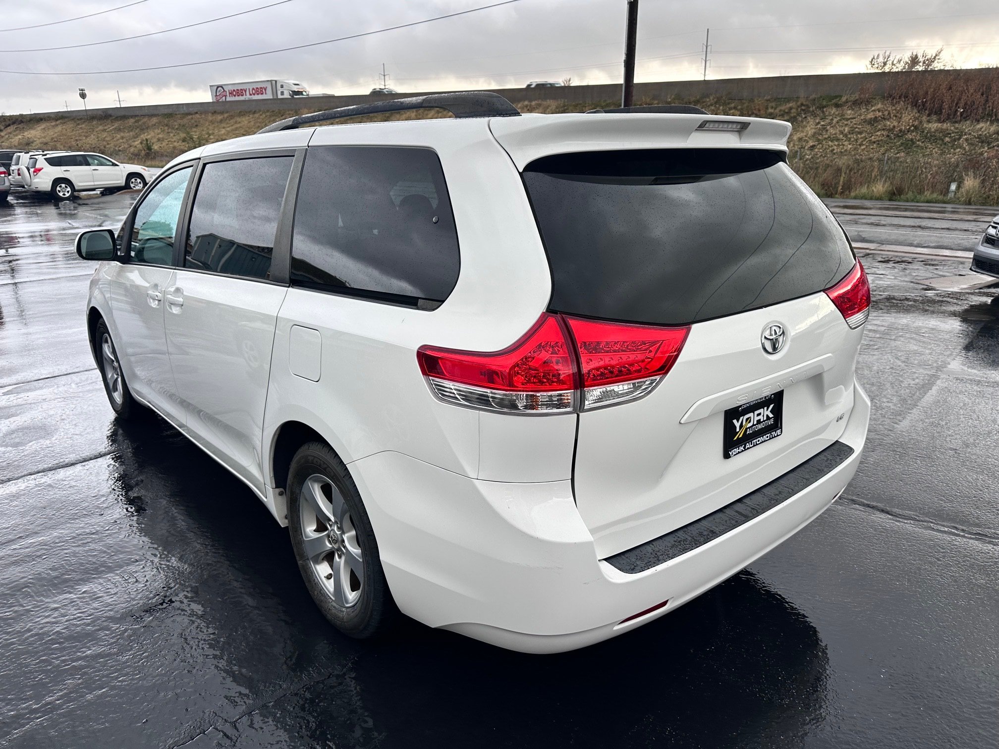Used 2011 Toyota Sienna LE w/ Towing Pkg FWD image 4