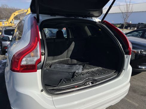 Used 2017 Volvo XC60 T6 Dynamic w/ Preferred Option Package image 21