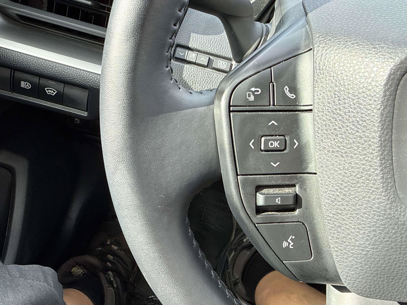 Used 2025 Toyota Prius LE FWD image 24