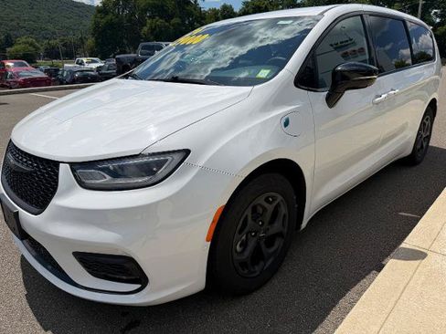 Used 2024 Chrysler Pacifica Limited FWD image 1