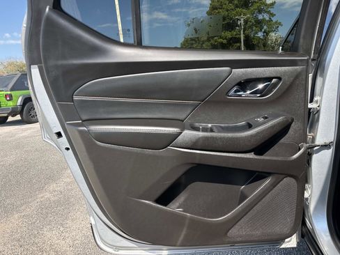 Used 2021 Chevrolet Traverse LT image 13