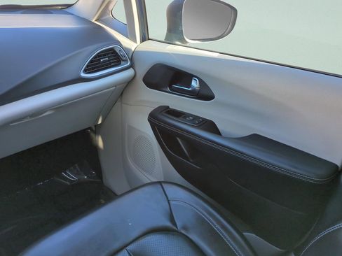 Used 2023 Chrysler Pacifica Touring-L image 10