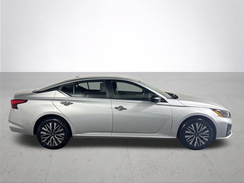 Used 2024 Nissan Altima 2.5 SV AWD/4WD image 5
