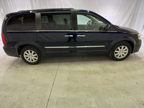 Used 2014 Chrysler Town & Country Touring w/ Trailer Tow Group image 12