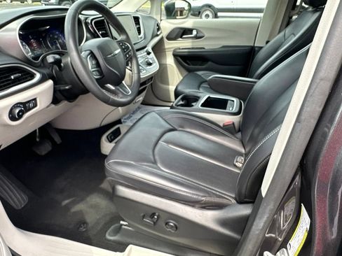 Used 2023 Chrysler Pacifica Touring-L FWD image 13