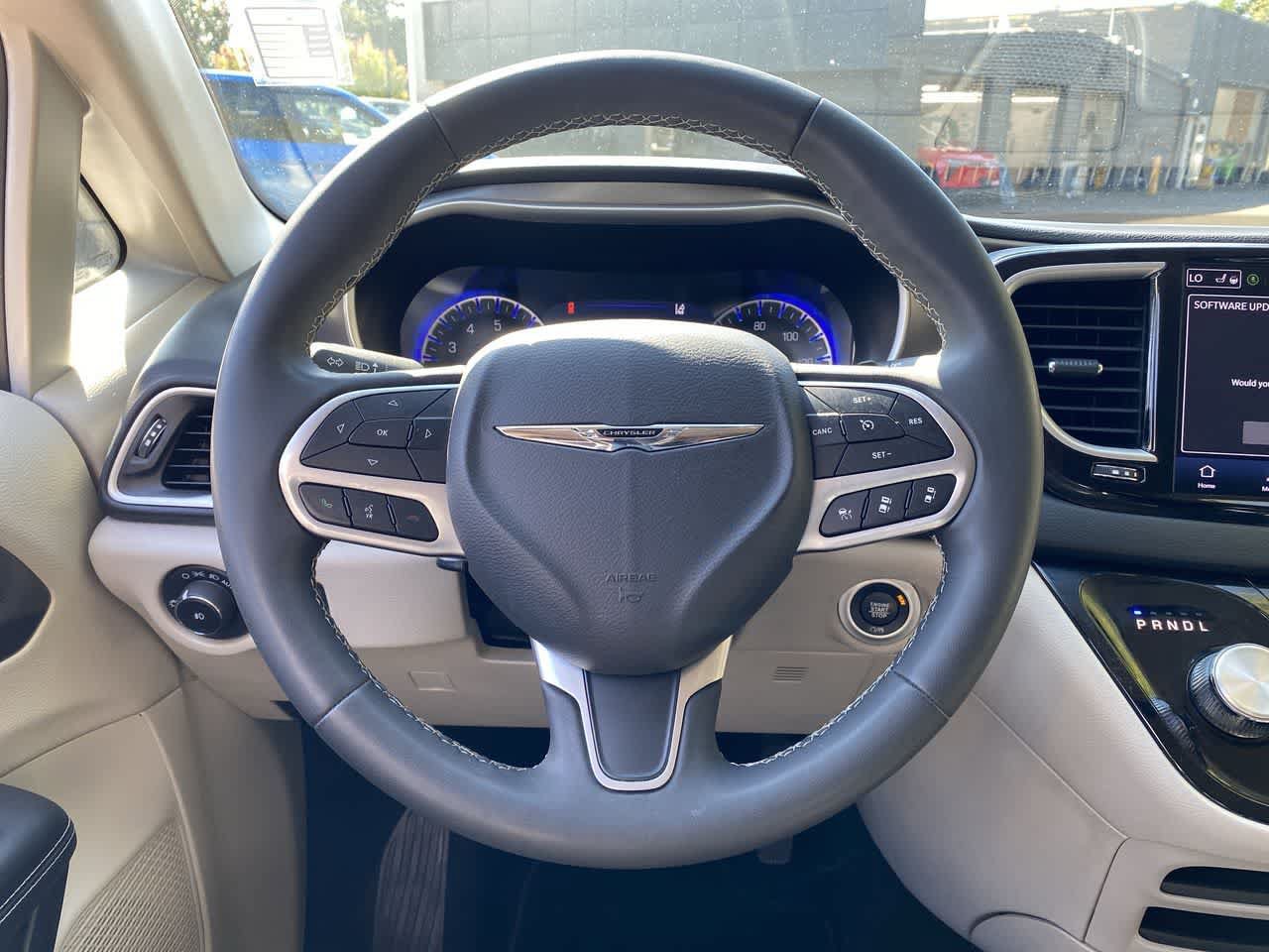 Used 2023 Chrysler Pacifica Touring-L FWD image 19