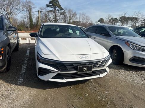 Used 2025 Hyundai Elantra Sport image 2