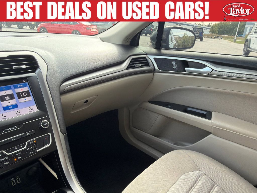 Used 2019 Ford Fusion SE FWD image 14