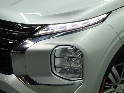 Used 2023 Mitsubishi Outlander ES FWD image 2
