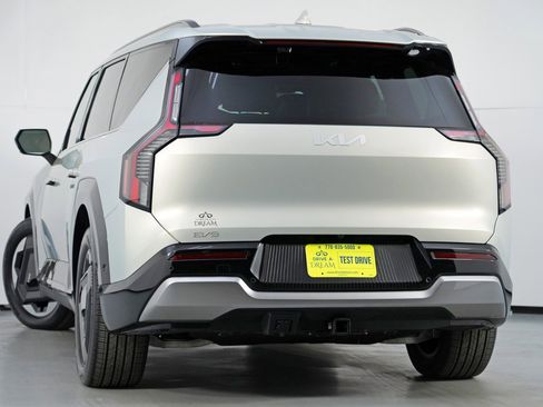 Used 2024 Kia EV9 Land image 6