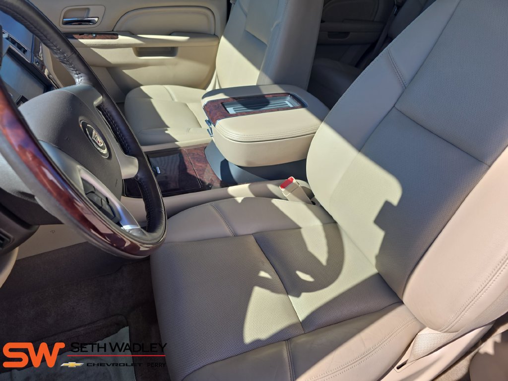 Used 2013 Cadillac Escalade Luxury AWD/4WD image 16