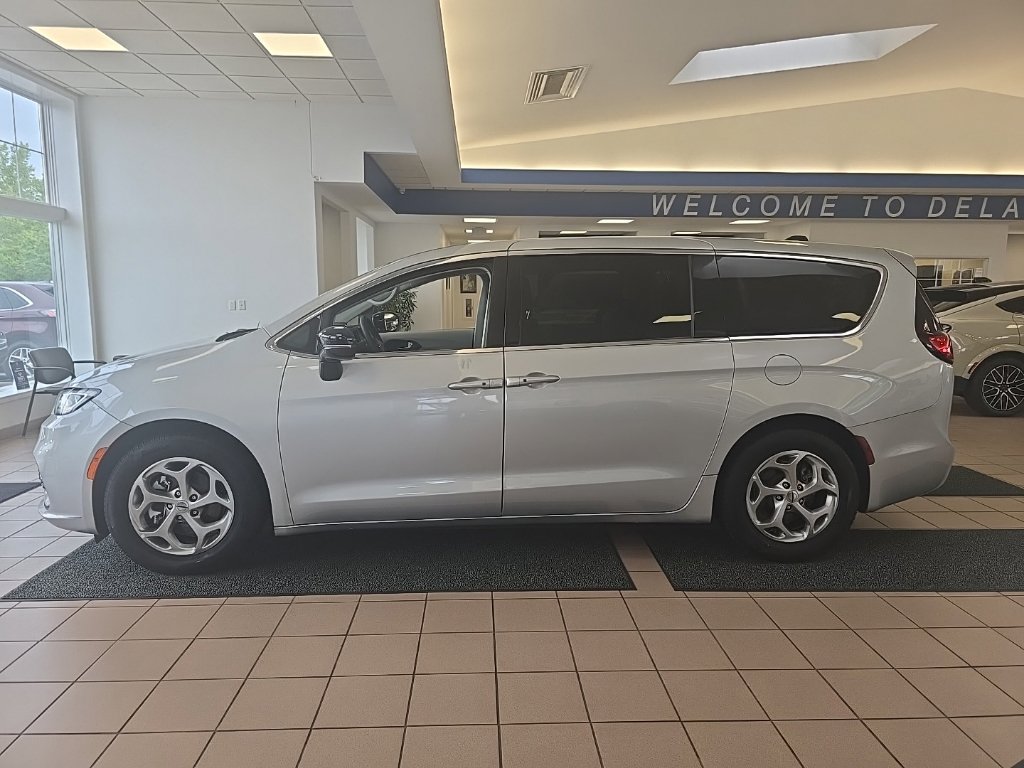 Used 2024 Chrysler Pacifica Limited FWD image 3