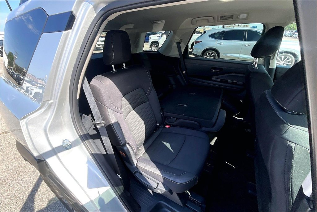 Used 2025 Nissan Pathfinder SV FWD image 34