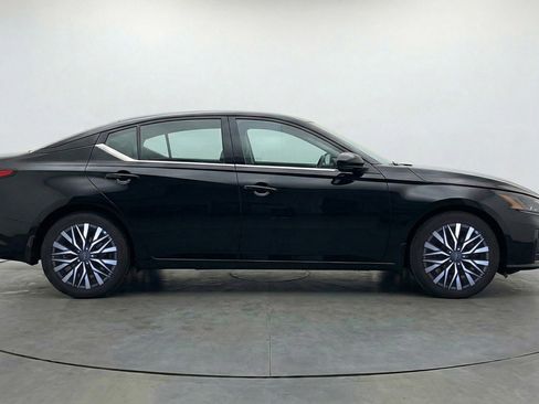 Used 2025 Nissan Altima 2.5 SV FWD image 11