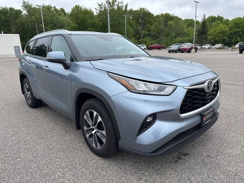 Used 2020 Toyota Highlander XLE AWD/4WD image 3