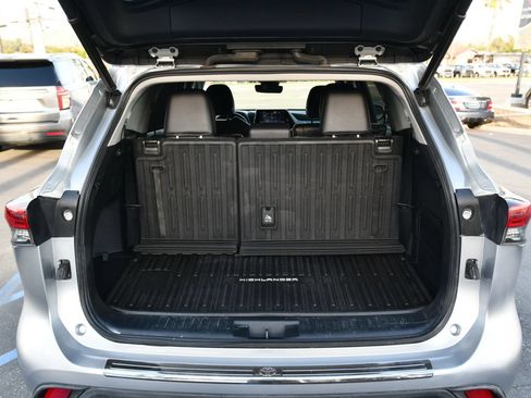 Used 2022 Toyota Highlander XLE FWD image 10
