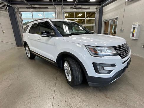 Used 2017 Ford Explorer XLT w/ Equipment Group 201A FWD image 7