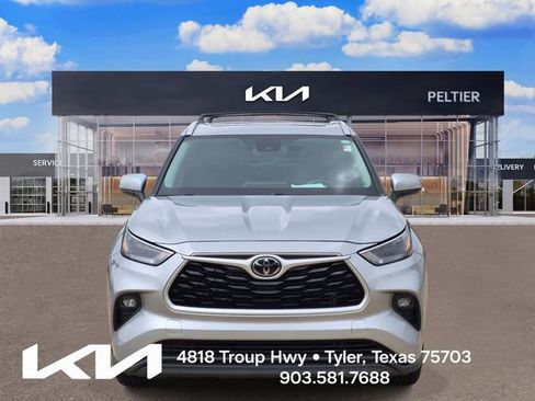 Used 2022 Toyota Highlander XLE FWD image 2