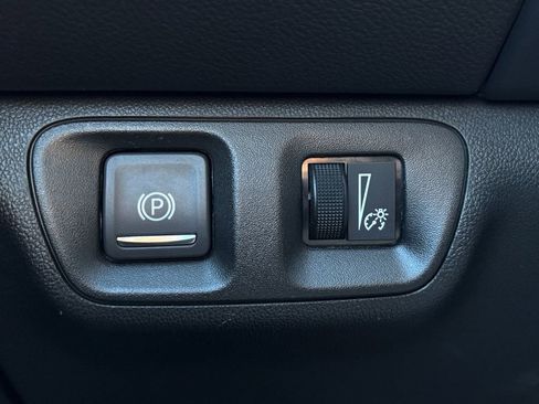 Used 2023 GMC Acadia SLT image 3