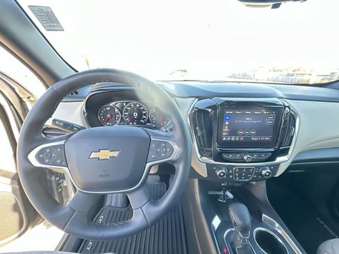 Used 2023 Chevrolet Traverse Premier image 11