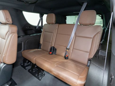 Used 2024 Chevrolet Suburban High Country image 32