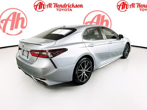 Used 2023 Toyota Camry SE FWD image 3