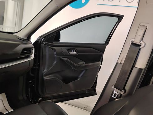Used 2024 Nissan Rogue SV w/ SV Premium Package FWD image 34