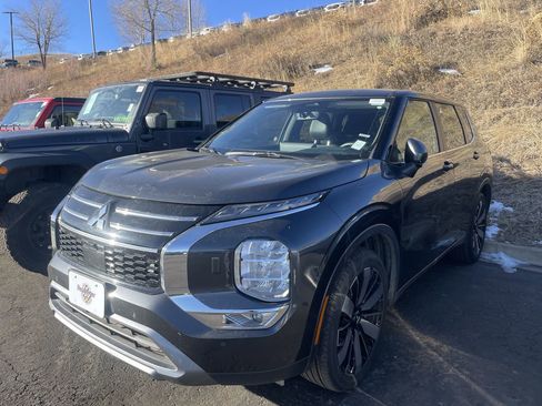 Used 2025 Mitsubishi Outlander Trail Edition image 2