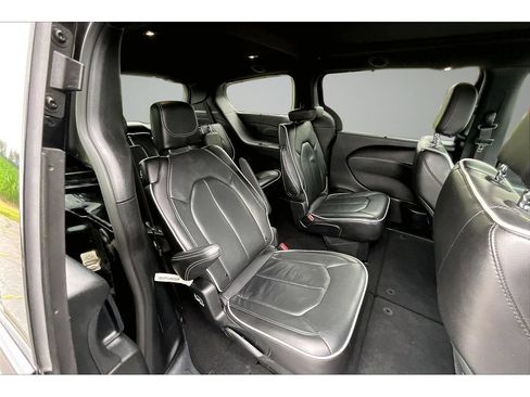 Used 2025 Chrysler Pacifica Limited FWD image 39