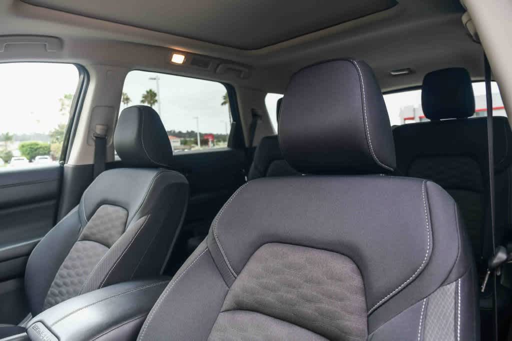 Used 2024 Nissan Pathfinder SV w/ SV Premium Package FWD image 18