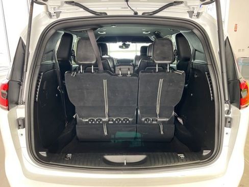 Certified 2025 Chrysler Pacifica Select image 9