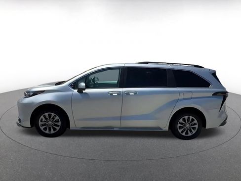 Used 2025 Toyota Sienna XLE FWD image 8