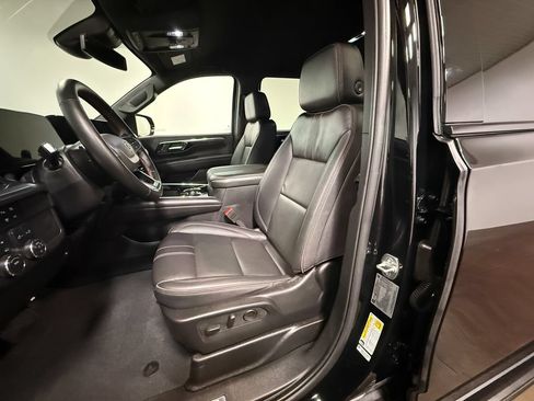 Used 2025 Chevrolet Suburban RST w/ Comfort Package AWD/4WD image 12
