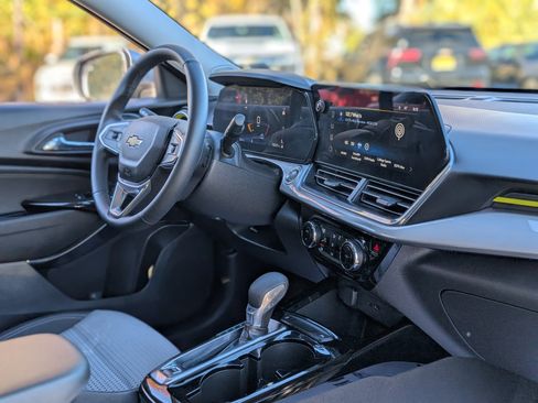 Used 2024 Chevrolet Trax LT w/ Driver Confidence Package image 37