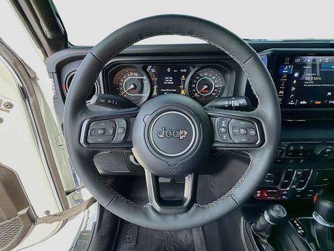 Used 2025 Jeep Gladiator Rubicon w/ Convenience Group AWD/4WD image 12