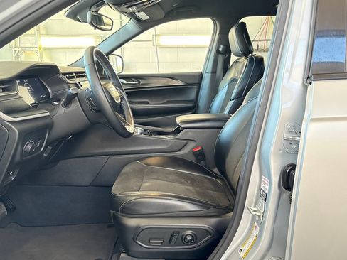 Used 2023 Jeep Grand Cherokee Altitude AWD/4WD image 14