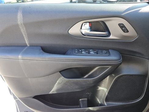 Used 2025 Chrysler Pacifica Select FWD image 25