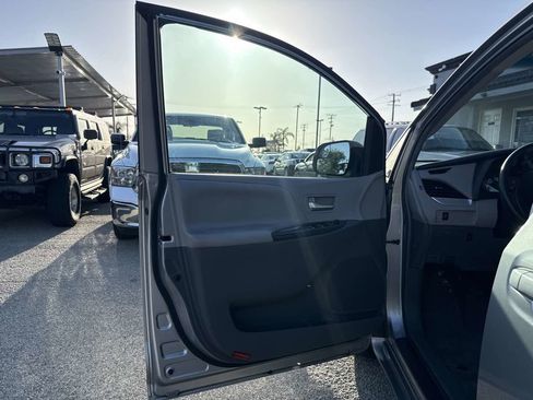 Used 2017 Toyota Sienna LE FWD image 6
