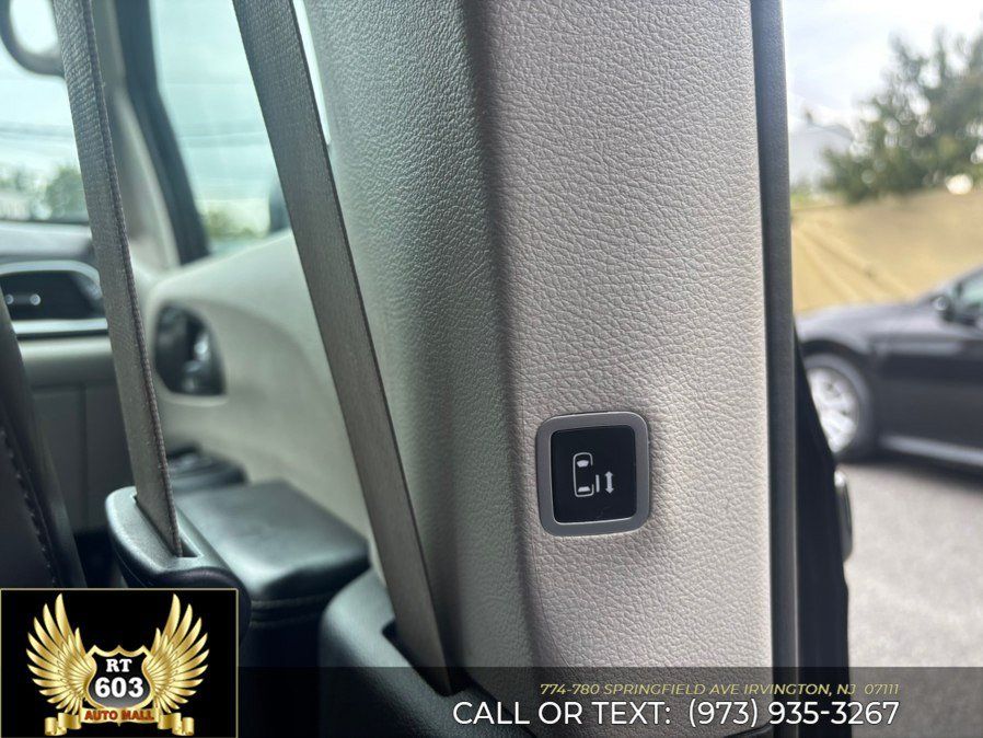 Used 2024 Chrysler Pacifica Touring-L FWD image 16