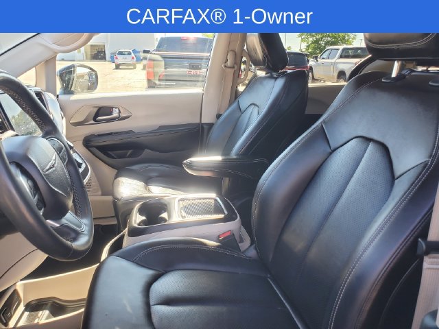 Used 2024 Chrysler Pacifica Touring-L FWD image 8