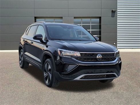 Used 2023 Volkswagen Taos SE image 1