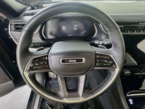 Used 2022 Jeep Grand Cherokee Overland w/ Luxury Tech Group IV AWD/4WD image 11