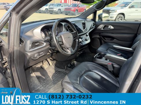 Used 2019 Chrysler Pacifica Touring-L w/ Advanced Safetytec Group FWD image 15