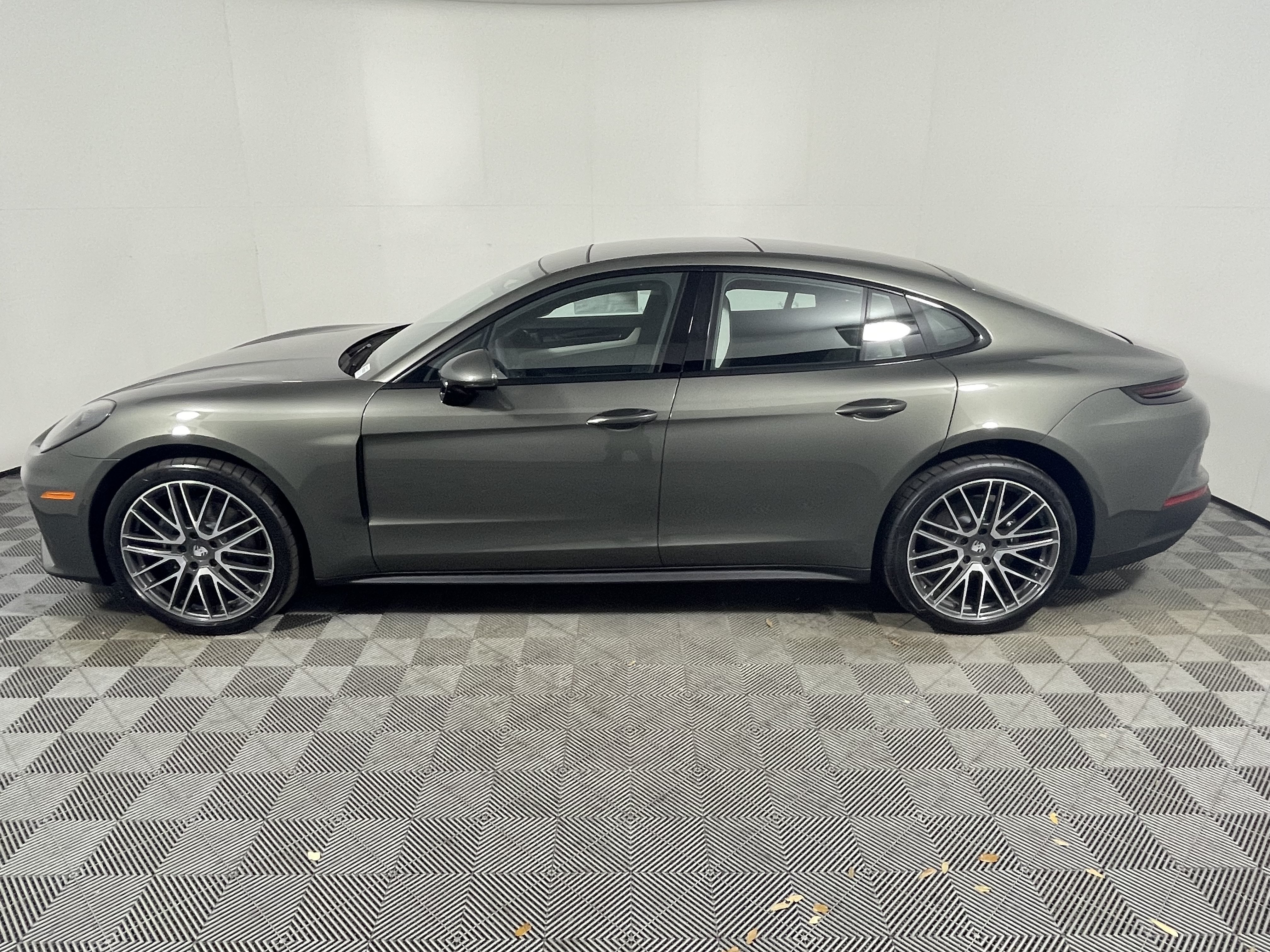 New 2026 Porsche Panamera RWD image 2