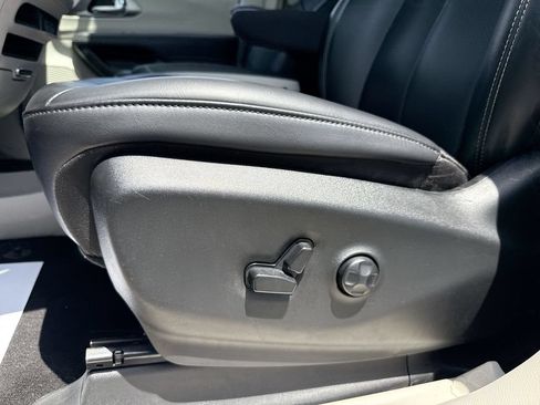 Used 2023 Chrysler Pacifica Touring-L FWD image 12