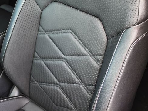 Used 2025 Volkswagen Atlas SE image 26