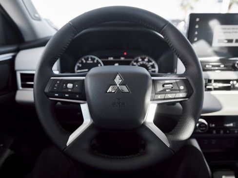 Used 2025 Mitsubishi Outlander SE image 32