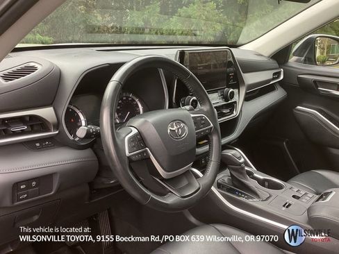 Used 2023 Toyota Highlander XLE image 9