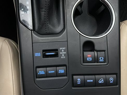 Used 2020 Toyota Highlander XLE AWD/4WD image 33